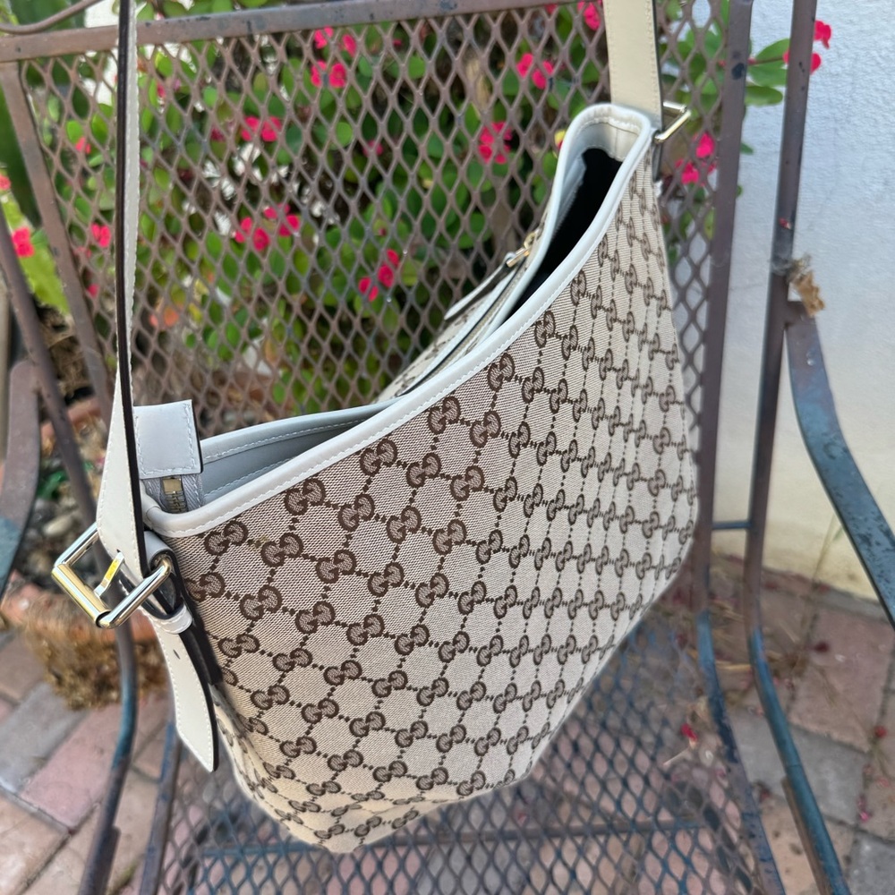Gucci Beige Monogram Shoulder Bag - Picture 4 of 16